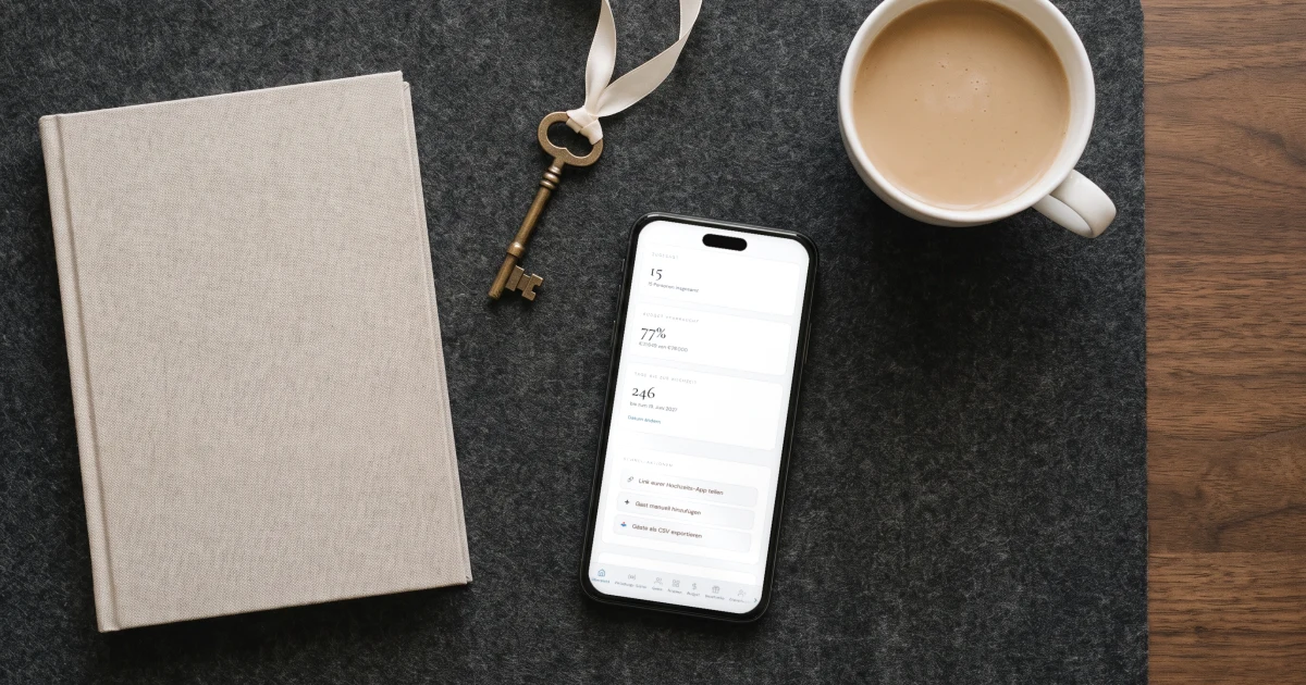 The Private Wedding App ohne Abo: ein Handy zeigt das Hochzeits-Dashboard mit lebenslangem Zugang neben einem Planer und einem Messingschlüssel