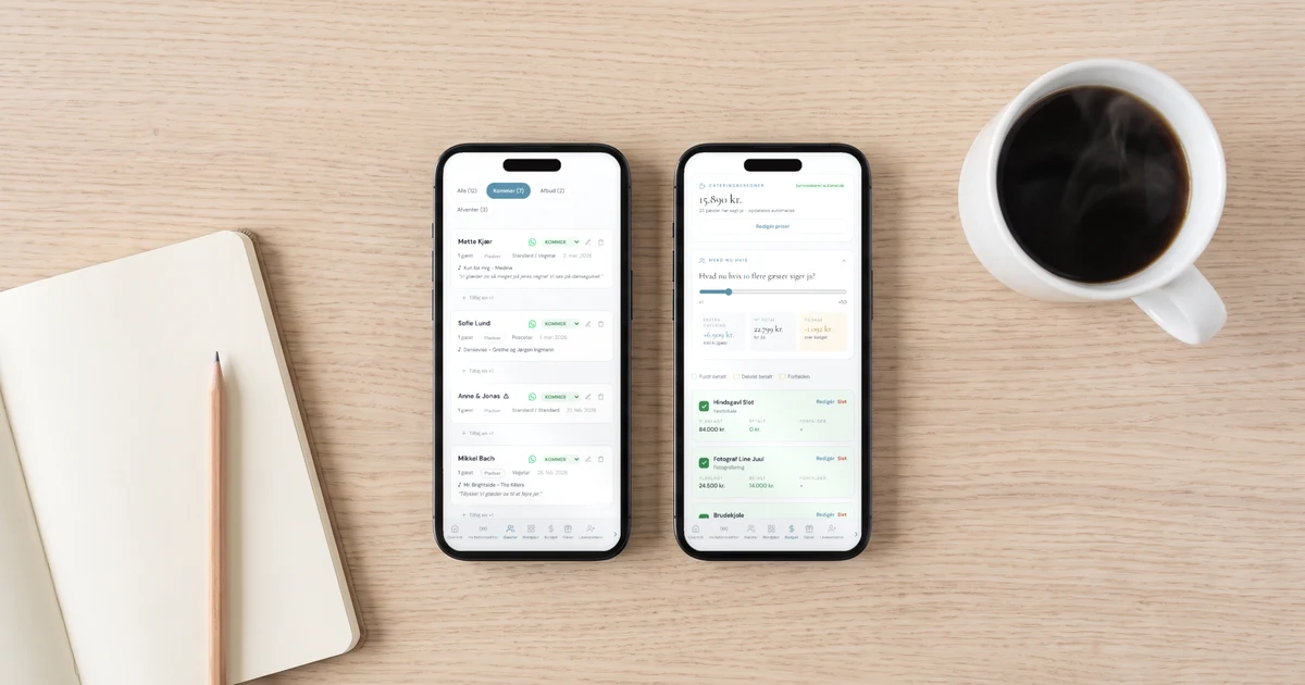 Gæsteliste og budget i samme app: to telefoner ligger fladt side om side på et køkkenbord, den ene viser gæstelisten med tilmeldinger og menuvalg, den anden budgettet med kuvertberegner, ved siden af en kop kaffe og en notesbog