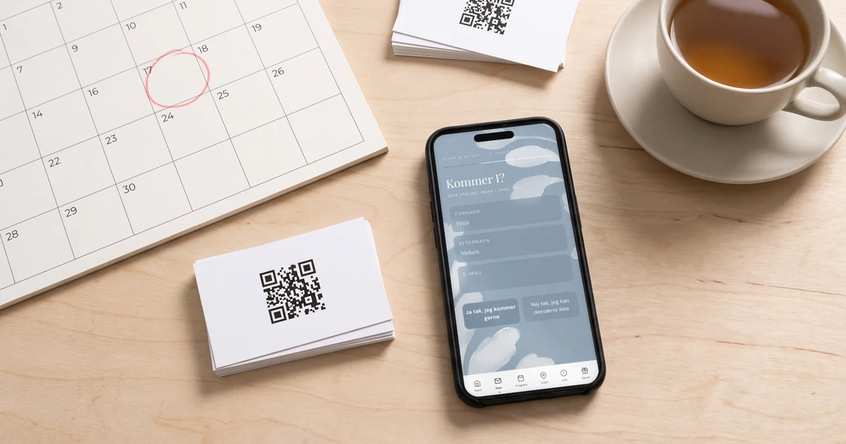 Hvornår sender man bryllupsinvitationer ud: en kalender med en markeret dato, en stak save the date-kort med QR-kode og en telefon, der ligger fladt og viser invitationens tilmelding med svarfrist, på et lyst bord med en kop te