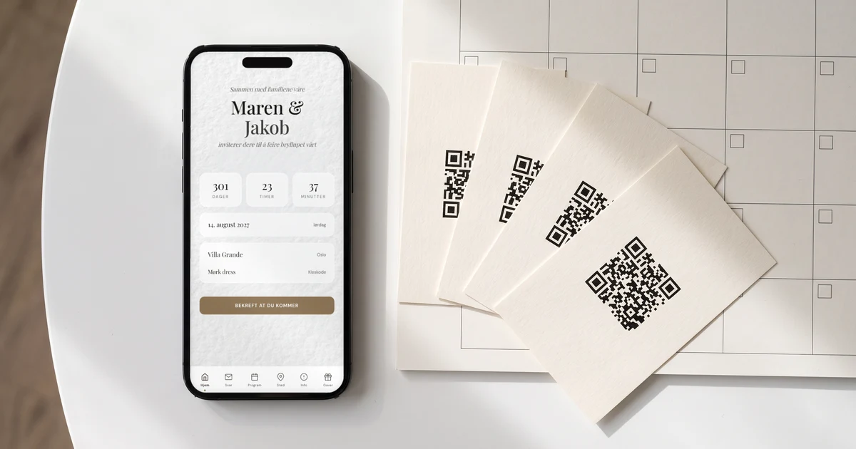 Save the date-kort og bryllupsinvitasjoner med QR-kode lagt i vifte på en kalender, ved siden av en mobiltelefon flatt på bordet som viser den digitale invitasjonens forside med nedtelling til bryllupet