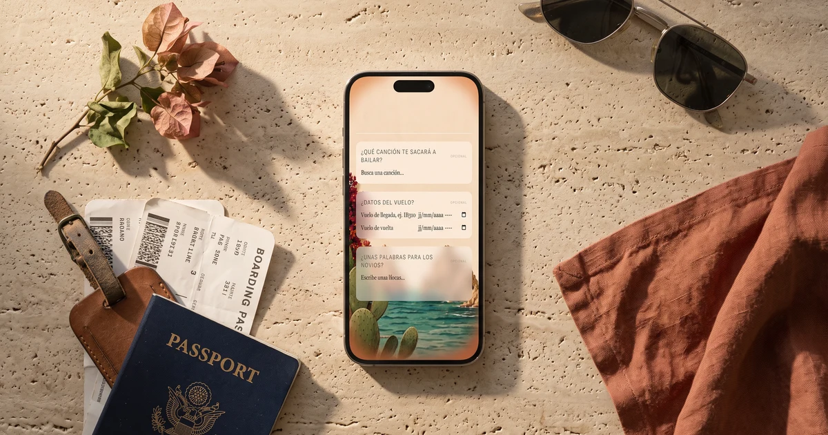 RSVP de boda en el extranjero en un teléfono apoyado en plano junto a tarjetas de embarque, un pasaporte y una etiqueta de equipaje, donde los invitados indican su vuelo de ida y vuelta